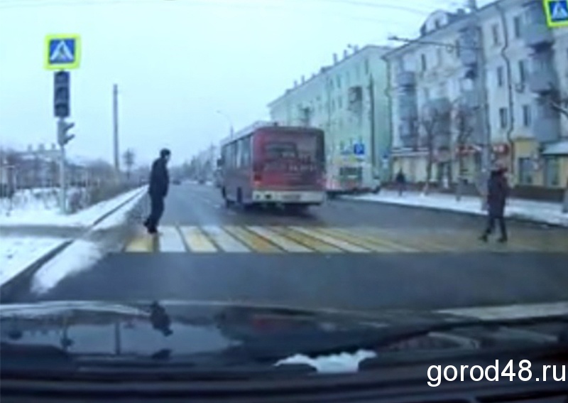На проспекте Мира автобус едва не снес пешеходов (ВИДЕО) На проспекте Мира автобус едва не снес пешеходов (ВИДЕО)