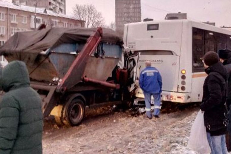 Двое пострадали в ДТП с автобусом и мусоровозом в Москве Двое пострадали в ДТП с автобусом и мусоровозом в Москве
