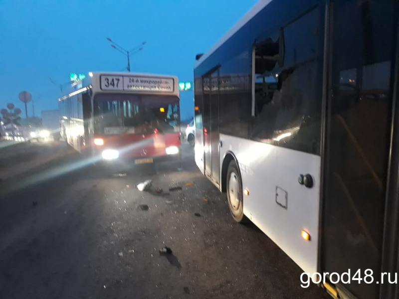 Два столкнувшихся автобуса создали огромную пробку Два столкнувшихся автобуса создали огромную пробку