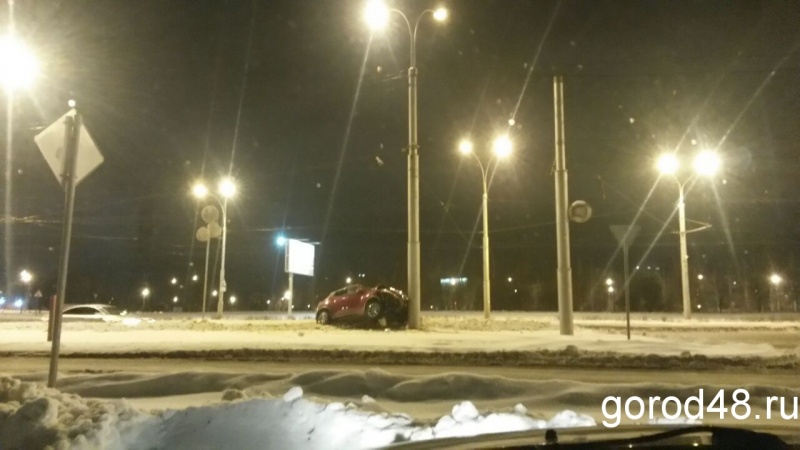 Иномарка улетела в столб на улице Московской Иномарка улетела в столб на улице Московской
