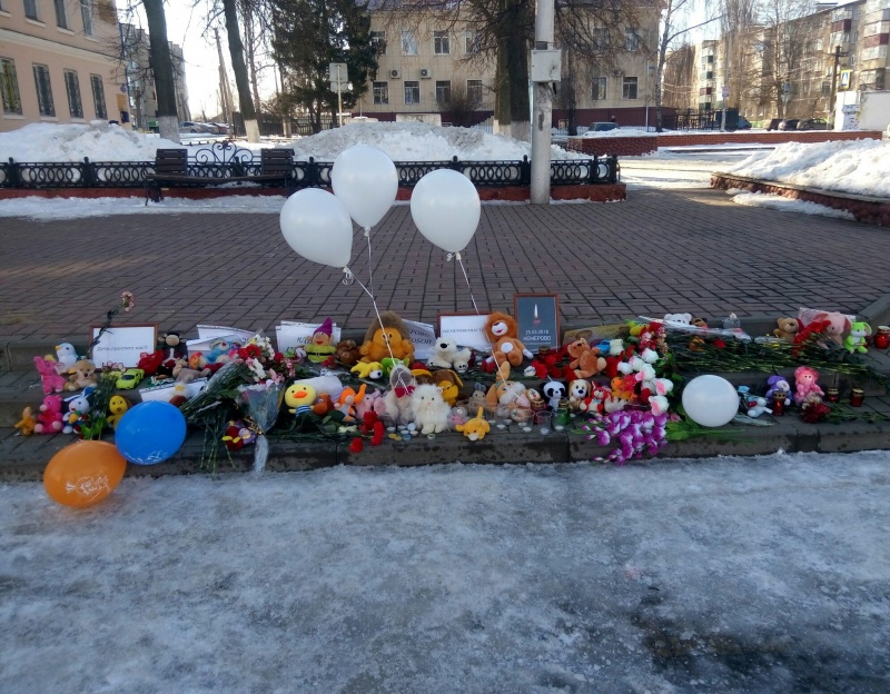 В Грязях импровизированный мемориал появился прямо на Арбате В Грязях импровизированный мемориал появился прямо на Арбате