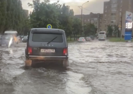 Липчане постят затопленные утренним дождем улицы