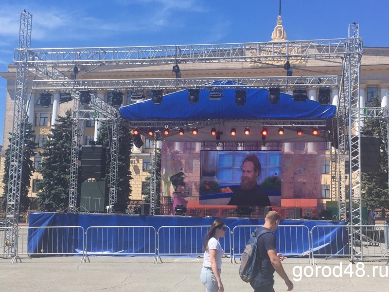 На Соборной площади готовятся к «Липецким зорям» На Соборной площади готовятся к «Липецким зорям»