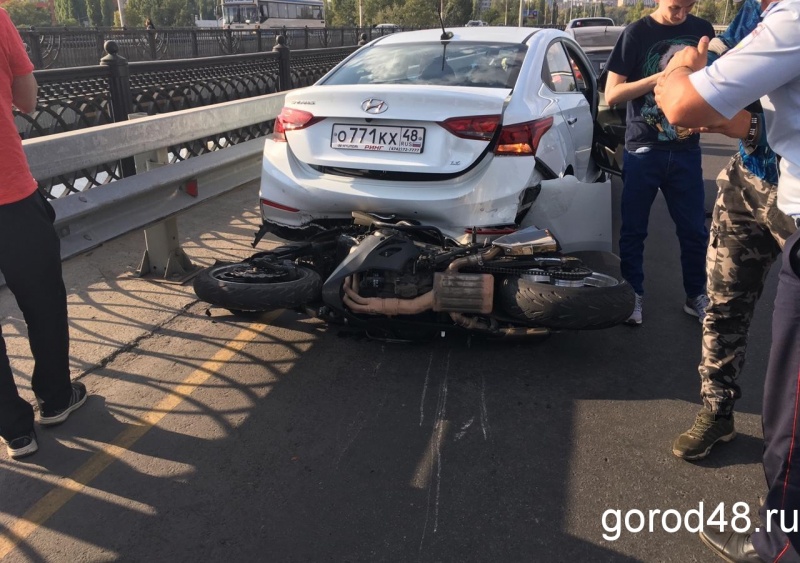 Город 48 новости. Авария в Петровском мотоциклист. Авария на мосту мотоциклист разбился. Авария на Петровском мосту в Липецке.