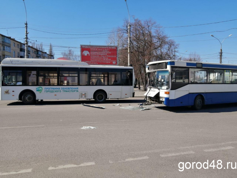 Три женщины пострадали в столкновении пассажирских автобусов на улице Гагарина Три женщины пострадали в столкновении пассажирских автобусов на улице Гагарина