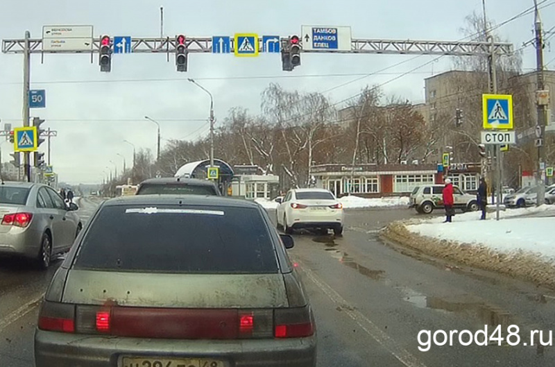 Автомобиль с блатными номерами промчал на красный свет по перекрёстку Водопьянова и Папина Автомобиль с блатными номерами промчал на красный свет по перекрёстку Водопьянова и Папина