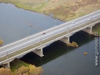 Октябрьский мост разделят столбами Октябрьский мост разделят столбами