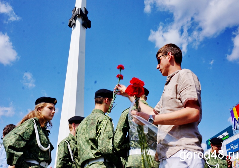 К памятнику героям Первой мировой возложили цветы К памятнику героям Первой мировой возложили цветы
