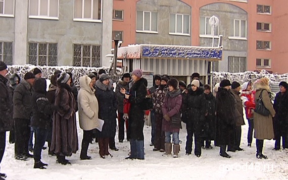 Липчане протестуют против строительства дома в собственном дворе Липчане протестуют против строительства дома в собственном дворе
