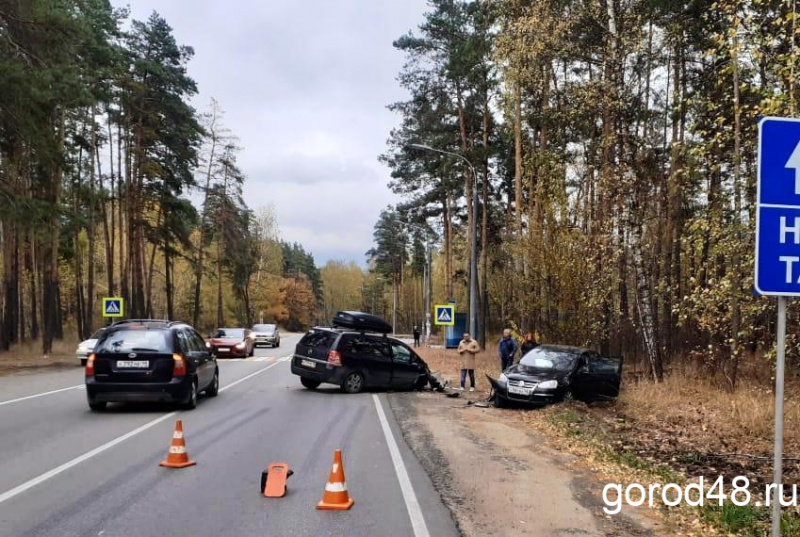 Причиной двух серьезных аварий стал выезд на встречную полосу Причиной двух серьезных аварий стал выезд на встречную полосу