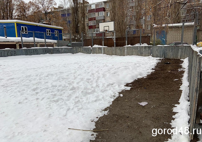 Хоккейная коробка на теплотрассе стоит до сих пор Хоккейная коробка на теплотрассе стоит до сих пор