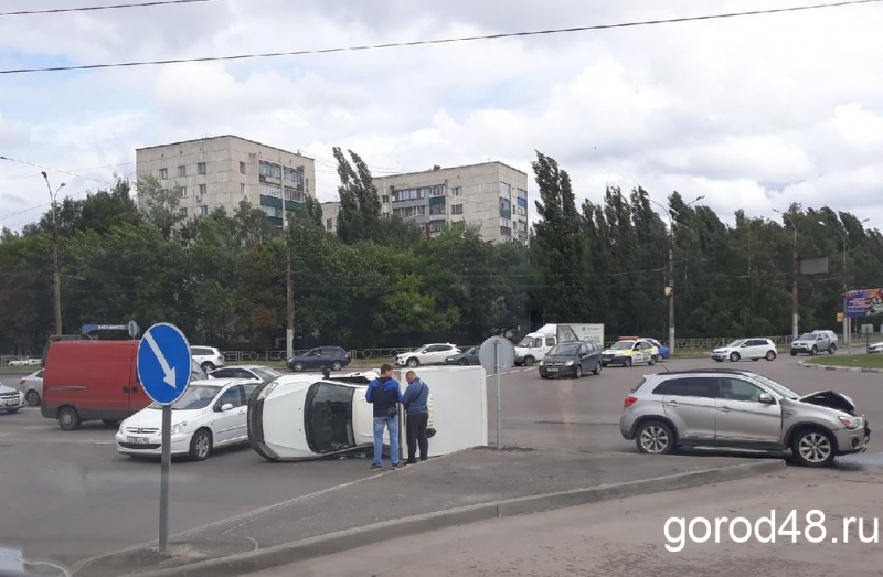 «Лада Гранта» легла на бок после столкновения с кроссовером «Лада Гранта» легла на бок после столкновения с кроссовером