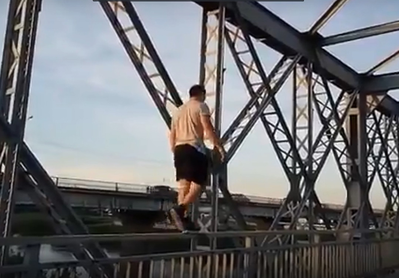 Ельчане продолжают испытывать судьбу на Каракумском мосту