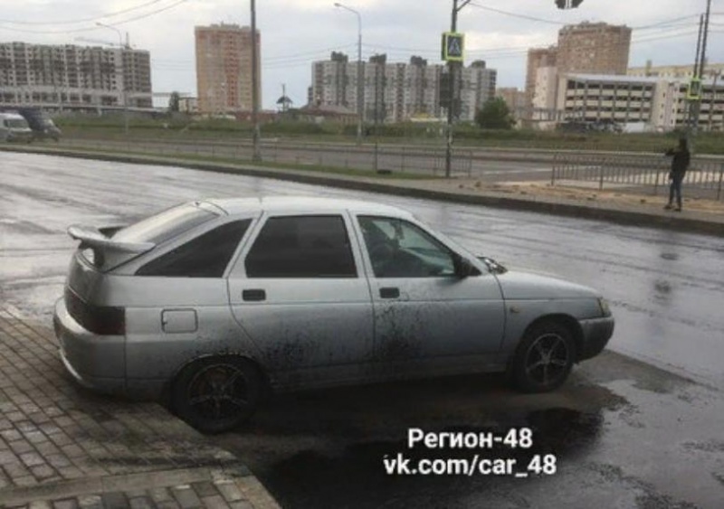 При ремонте дорог в Липецке забрызгали асфальтом припаркованный автомобиль При ремонте дорог в Липецке забрызгали асфальтом припаркованный автомобиль