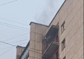 Три человека пострадали во время пожара в многоэтажном доме на улице 15-й микрорайон
