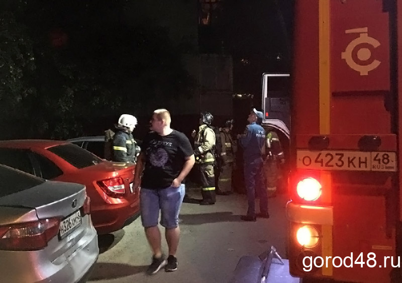 Четыре отделения пожарных с автолестницей приехали на запах гари Четыре отделения пожарных с автолестницей приехали на запах гари