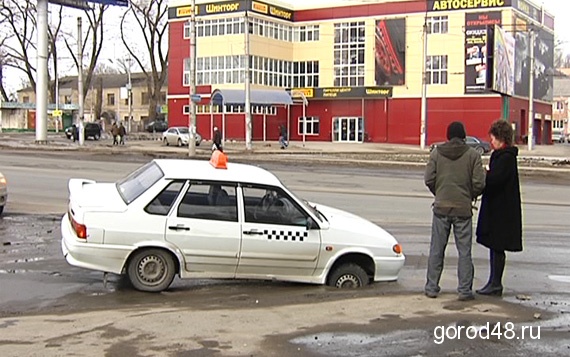 В Липецке машины проваливаются под землю В Липецке машины проваливаются под землю