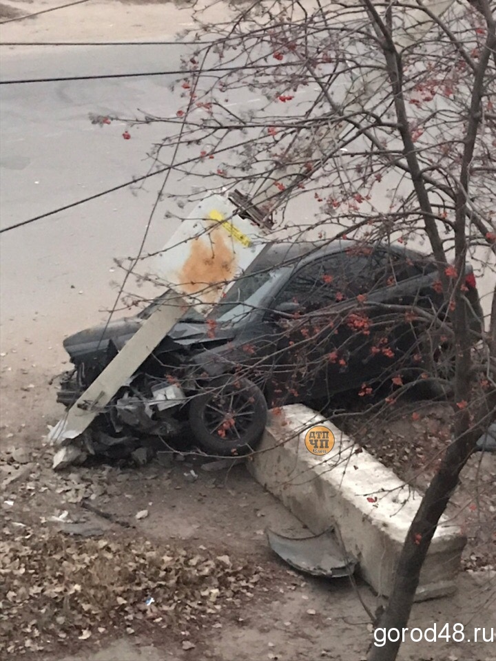 Столб и блок снес лековой автомобиль в Ельце Столб и блок снес лековой автомобиль в Ельце