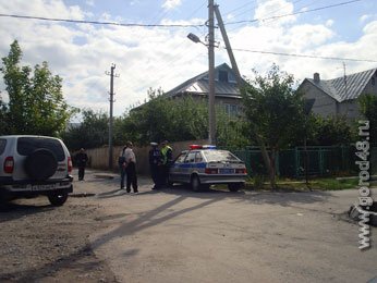 Пиротехники ФСБ прибыли к заминированному дому Пиротехники ФСБ прибыли к заминированному дому