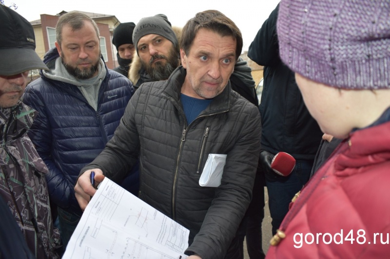 Жильцы пятиэтажки с провисшими плитами потребовали признать их дом аварийным Жильцы пятиэтажки с провисшими плитами потребовали признать их дом аварийным
