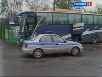 Липецкий экскурсионный автобус с детьми застрял в Тамбове под железнодорожным мостом Липецкий экскурсионный автобус с детьми застрял в Тамбове под железнодорожным мостом