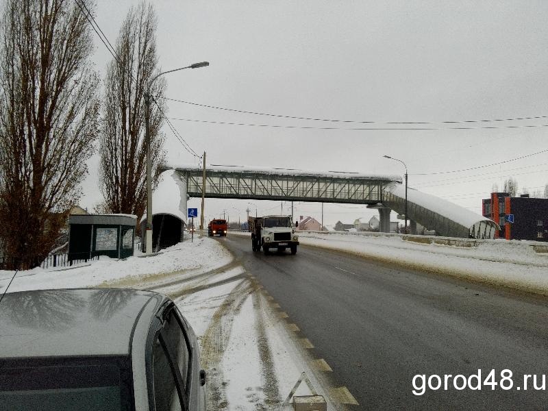 На автомобиль липчанина с надземного дорожного перехода упала глыба снега На автомобиль липчанина с надземного дорожного перехода упала глыба снега