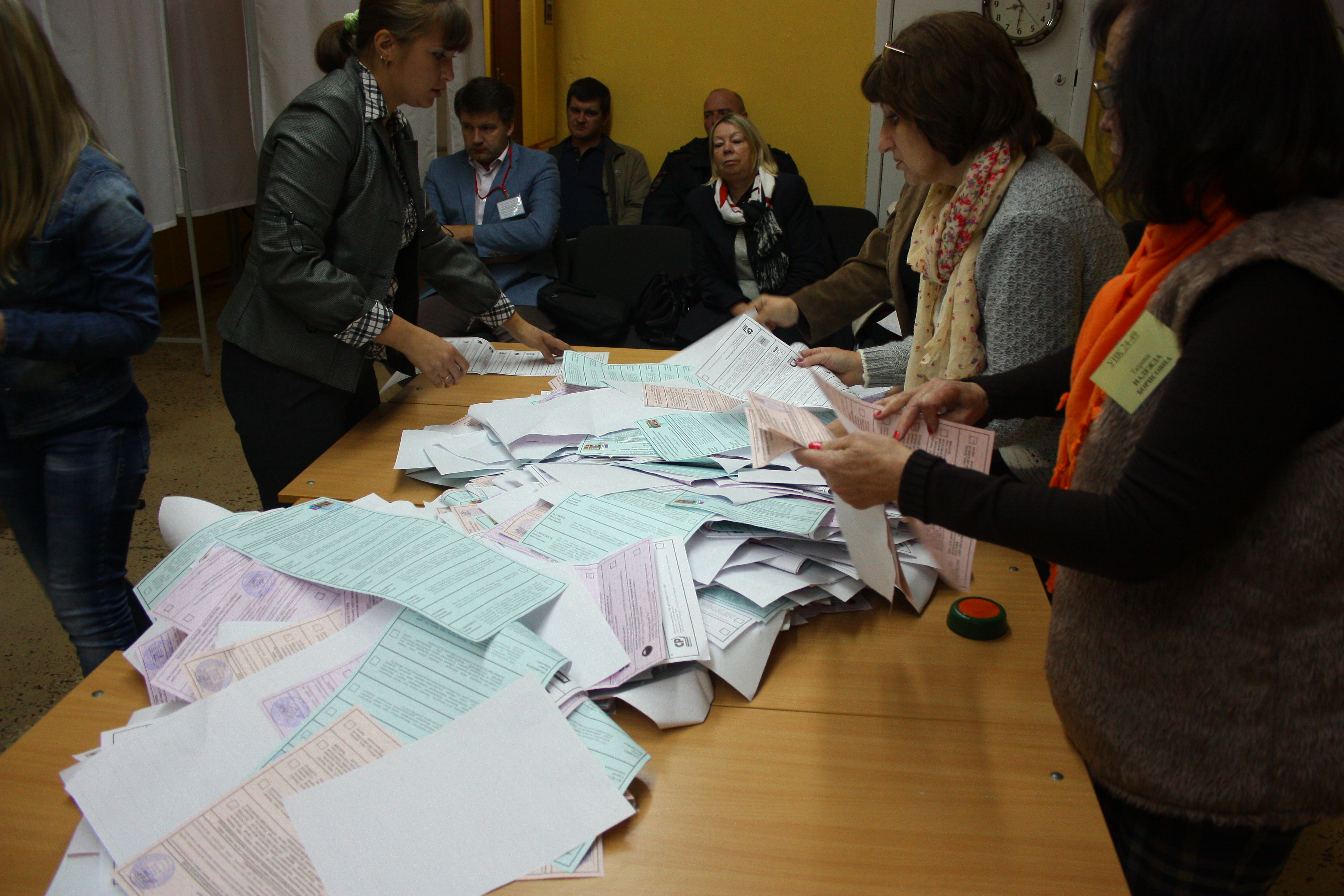 рука опускает бюллетень в урну. бросают бюллетень. бюллетень в урну. рука с бюллетенем. рука опускает бюллетень в урну.