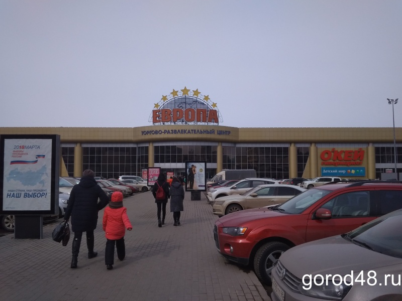 Мужчины бились в конвульсиях в торговом центре Мужчины бились в конвульсиях в торговом центре