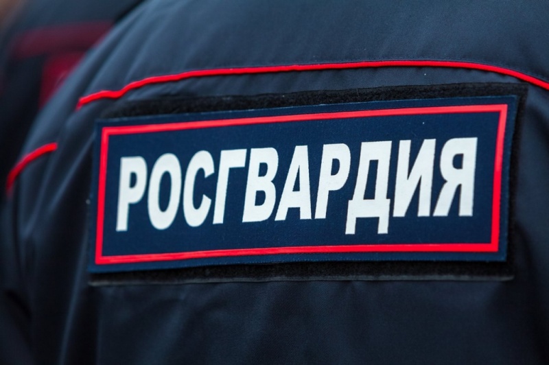 Липчанин разбил дверь супермаркета и украл продукты Липчанин разбил дверь супермаркета и украл продукты