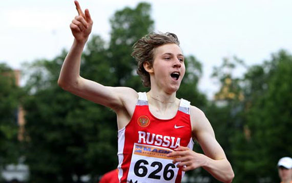 Травмы при беге. Old school бегуны. Спортсмены. Спринт мужчины сегодня. Бег на стадионе.