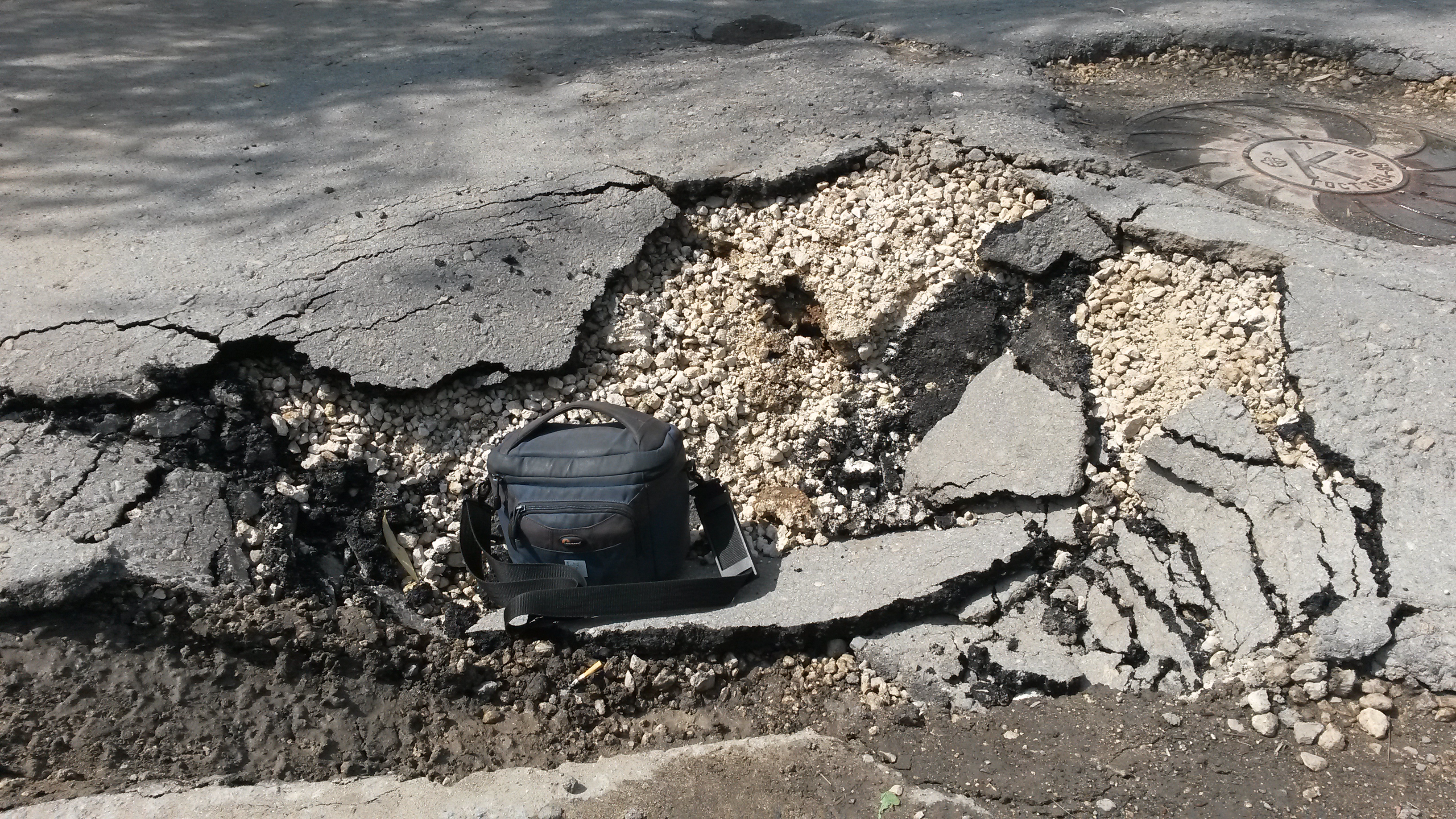 Логан провалился под асфальт