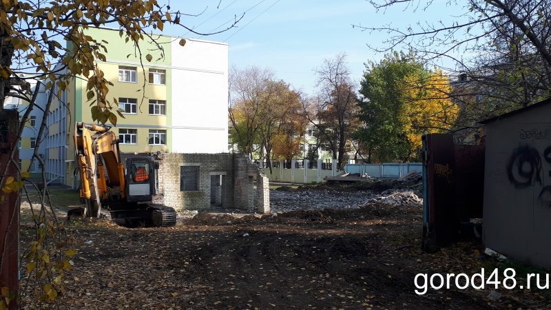 В Липецке сносят недостроенные корпуса больницы В Липецке сносят недостроенные корпуса больницы