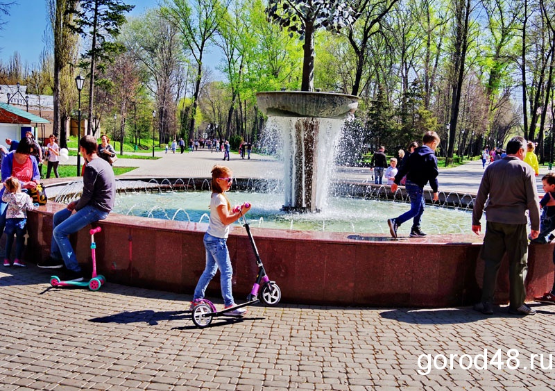 Нижний парк новости. Нижний парк Липецк. Нижний парк Липецк 2004. Липецкий городской парк. Люди в парке.