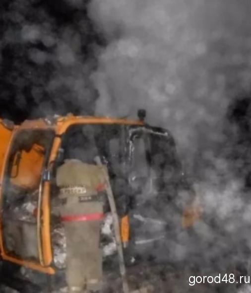 В Липецке сгорел экскаватор В Липецке сгорел экскаватор
