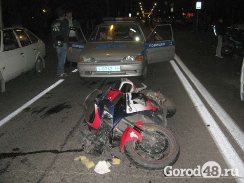 В центре Липецка столкнулись два автомобиля и два мотоцикла В центре Липецка столкнулись два автомобиля и два мотоцикла