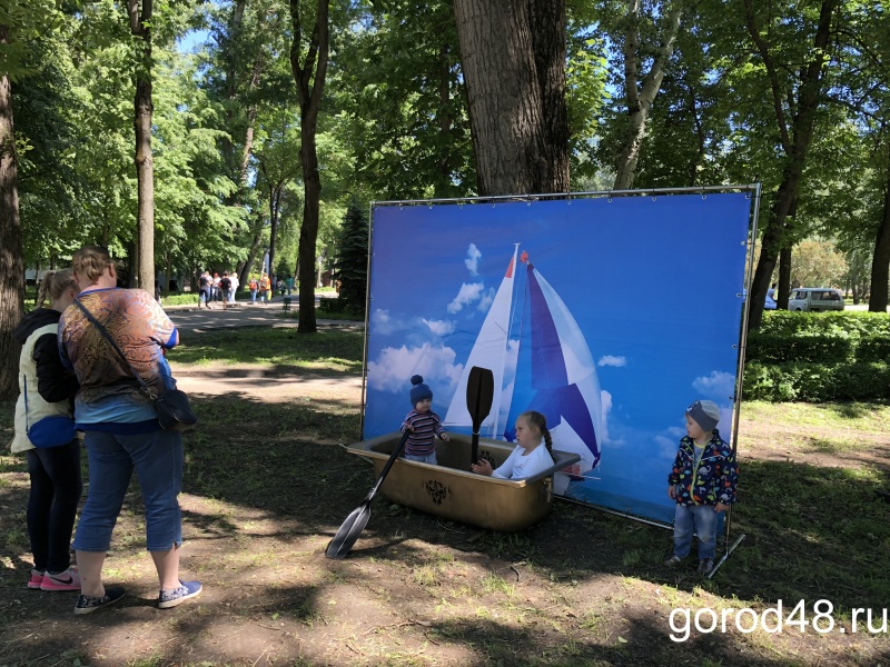 Липчане делают селфи в золотых ваннах Липчане делают селфи в золотых ваннах