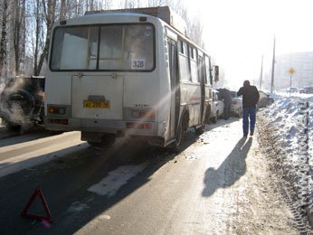 В Липецке столкновение трех автомобилей и автобуса остановило троллейбусное движение В Липецке столкновение трех автомобилей и автобуса остановило троллейбусное движение