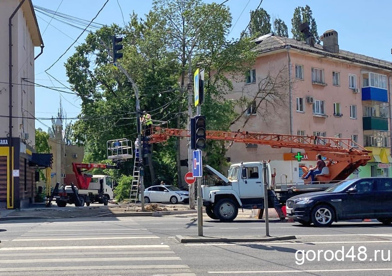 На перекрестке улиц Гагарина и Плеханова обновляют светофоры