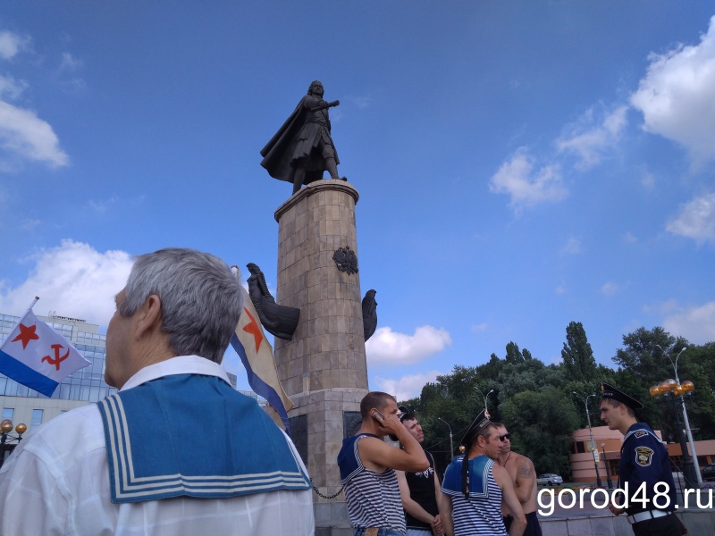 На площади имени создателя российского флота – обилие бескозырок и тельняшек На площади имени создателя российского флота – обилие бескозырок и тельняшек