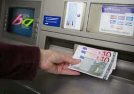 Большинство российских банкоматов перестали принимать доллары и евро