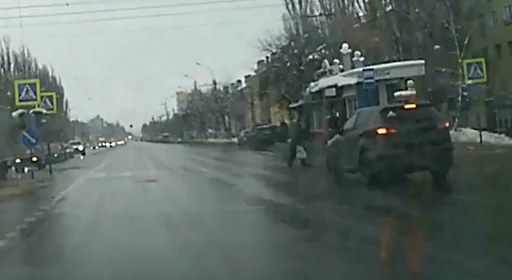 На улице Гагарина пешеход бросился под колеса На улице Гагарина пешеход бросился под колеса