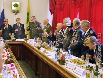 В мэрии выпили фронтовые сто граммов В мэрии выпили фронтовые сто граммов