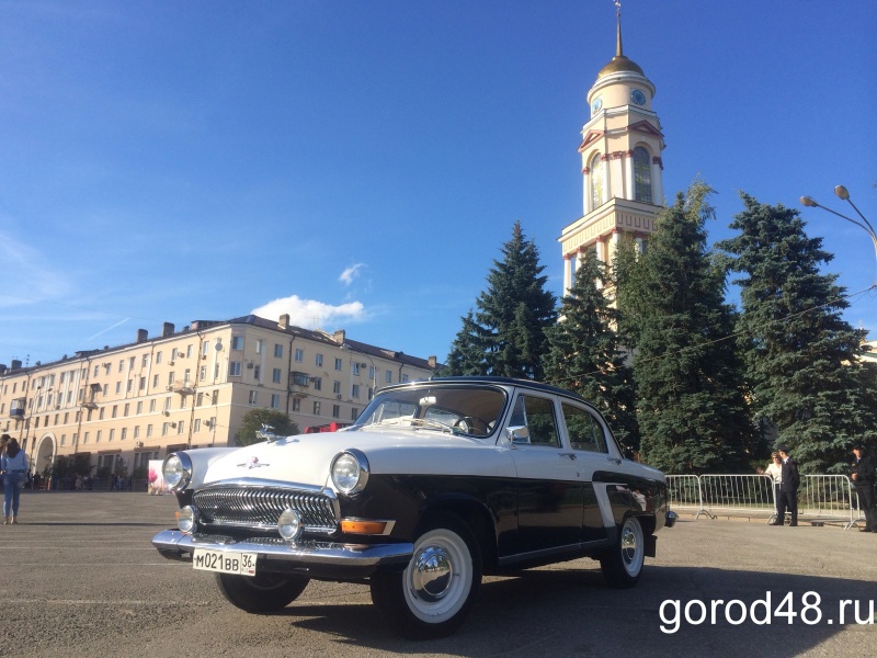 Для выпускников приготовили раритетные автомобили и множество зон для селфи Для выпускников приготовили раритетные автомобили и множество зон для селфи