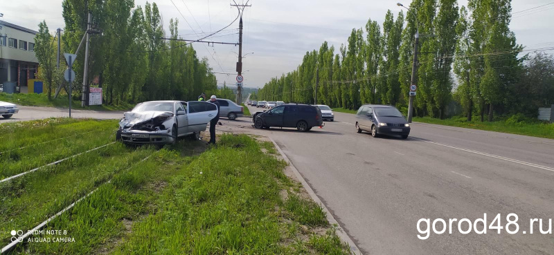 В столкновении из-за выезда на встречную полосу пострадал 47-летний водитель В столкновении из-за выезда на встречную полосу пострадал 47-летний водитель