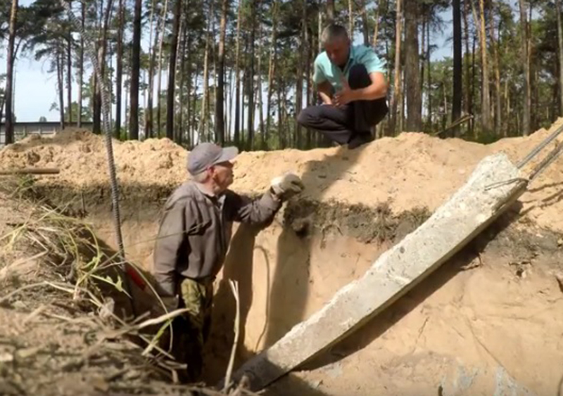В Липецке старенький дедушка выдалбливает из бетонных столбов арматуру для ограды могилы В Липецке старенький дедушка выдалбливает из бетонных столбов арматуру для ограды могилы