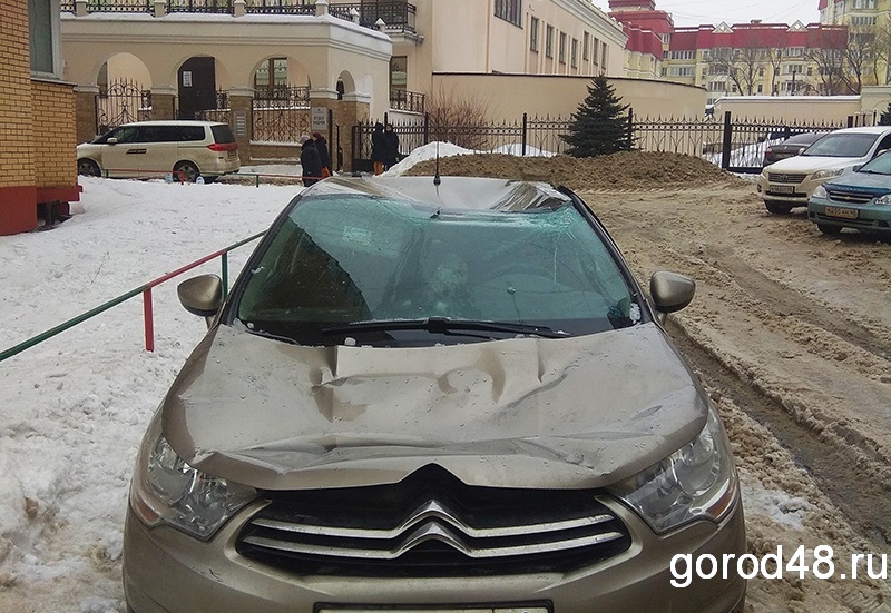 Глыба льда разбила в Липецке «Ситроен» Глыба льда разбила в Липецке «Ситроен»