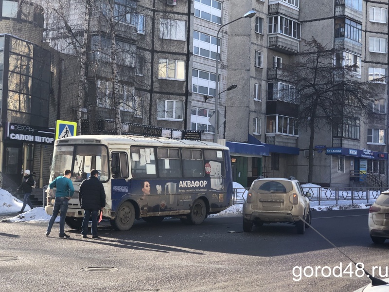 В Липецке столкнулись автобус и легковушка В Липецке столкнулись автобус и легковушка