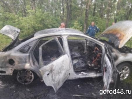 Два автомобиля сгорели накануне в Липецкой области Два автомобиля сгорели накануне в Липецкой области