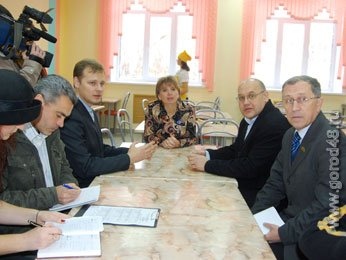 Депутаты остались голодными в школьных столовых Депутаты остались голодными в школьных столовых