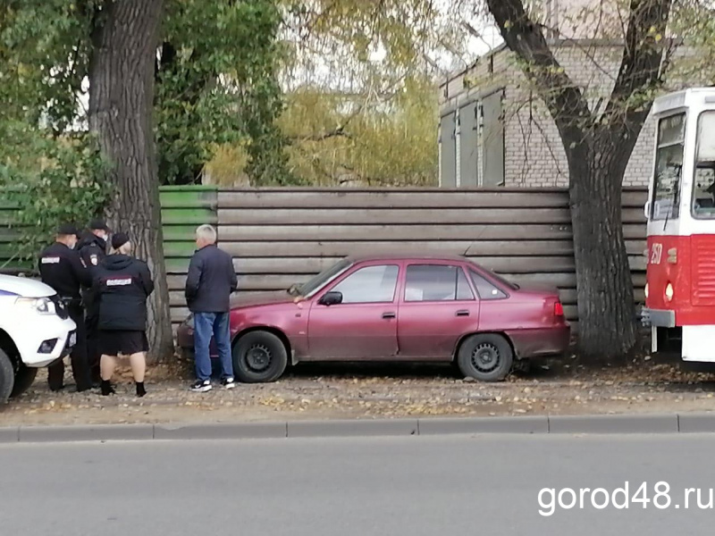 Конкурс парковщиков продолжается: водитель «Нексии» бросил машину на рельсах Конкурс парковщиков продолжается: водитель «Нексии» бросил машину на рельсах
